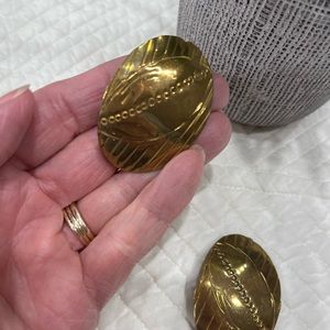 Brass retro hammered type wire earrings